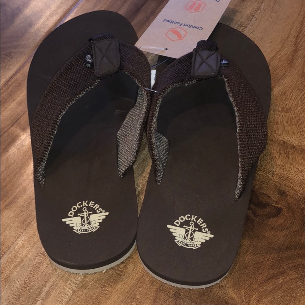 Boy’s Docker’s dark brown and tan flip flops NWTS
